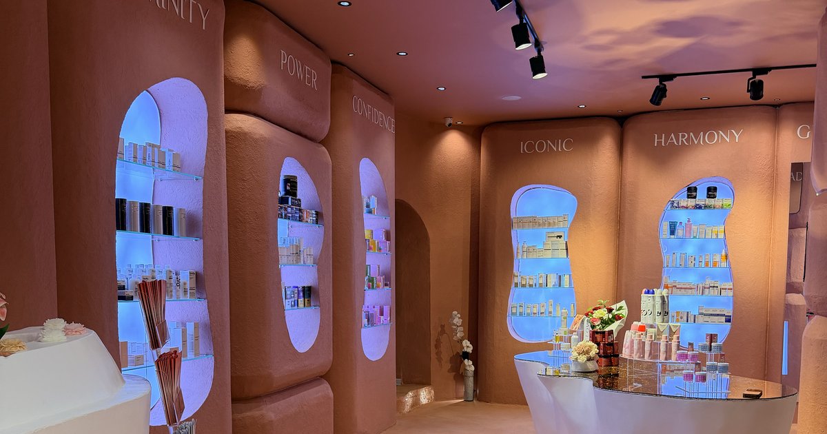 La boutique Fresh Skin Aura à Draria — murs terracotta et niches lumineuses